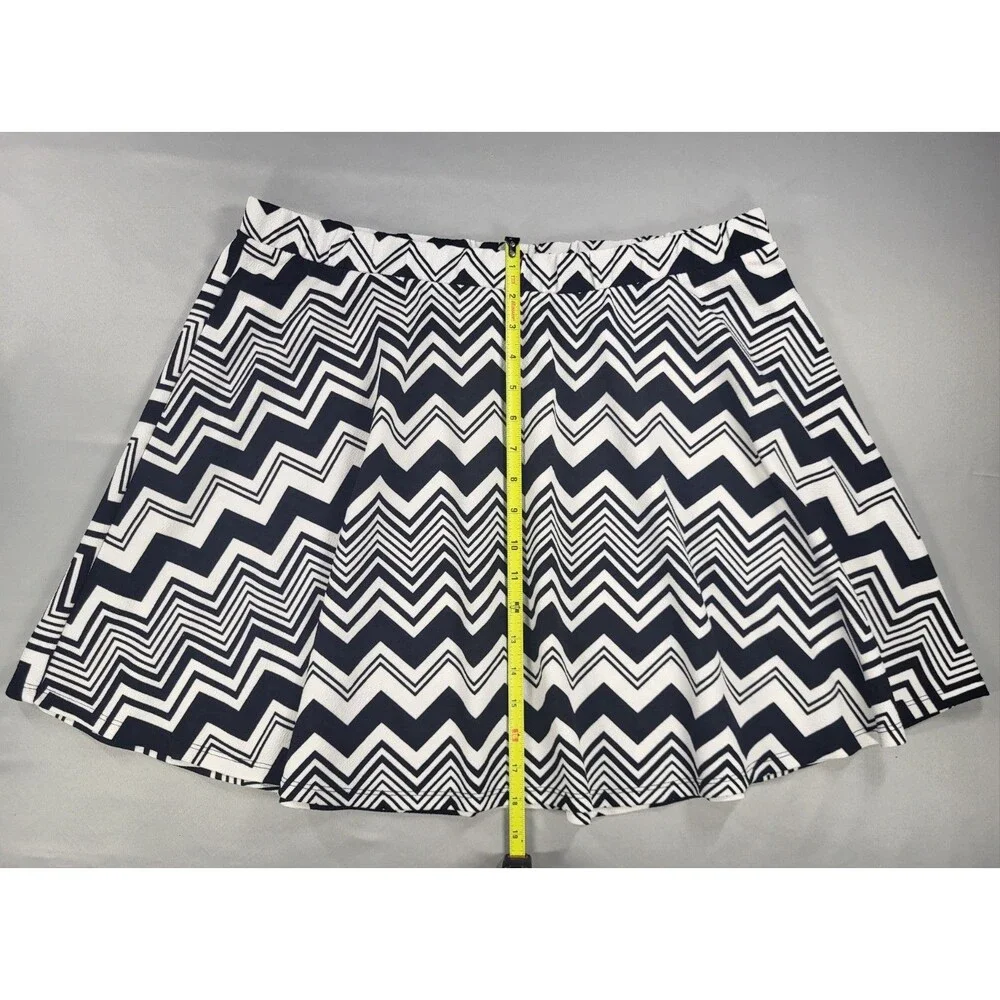 NWT  Rue 21 black white zigzag stripe circle Xl Women’s elastic waist mini - Picture 2 of 5